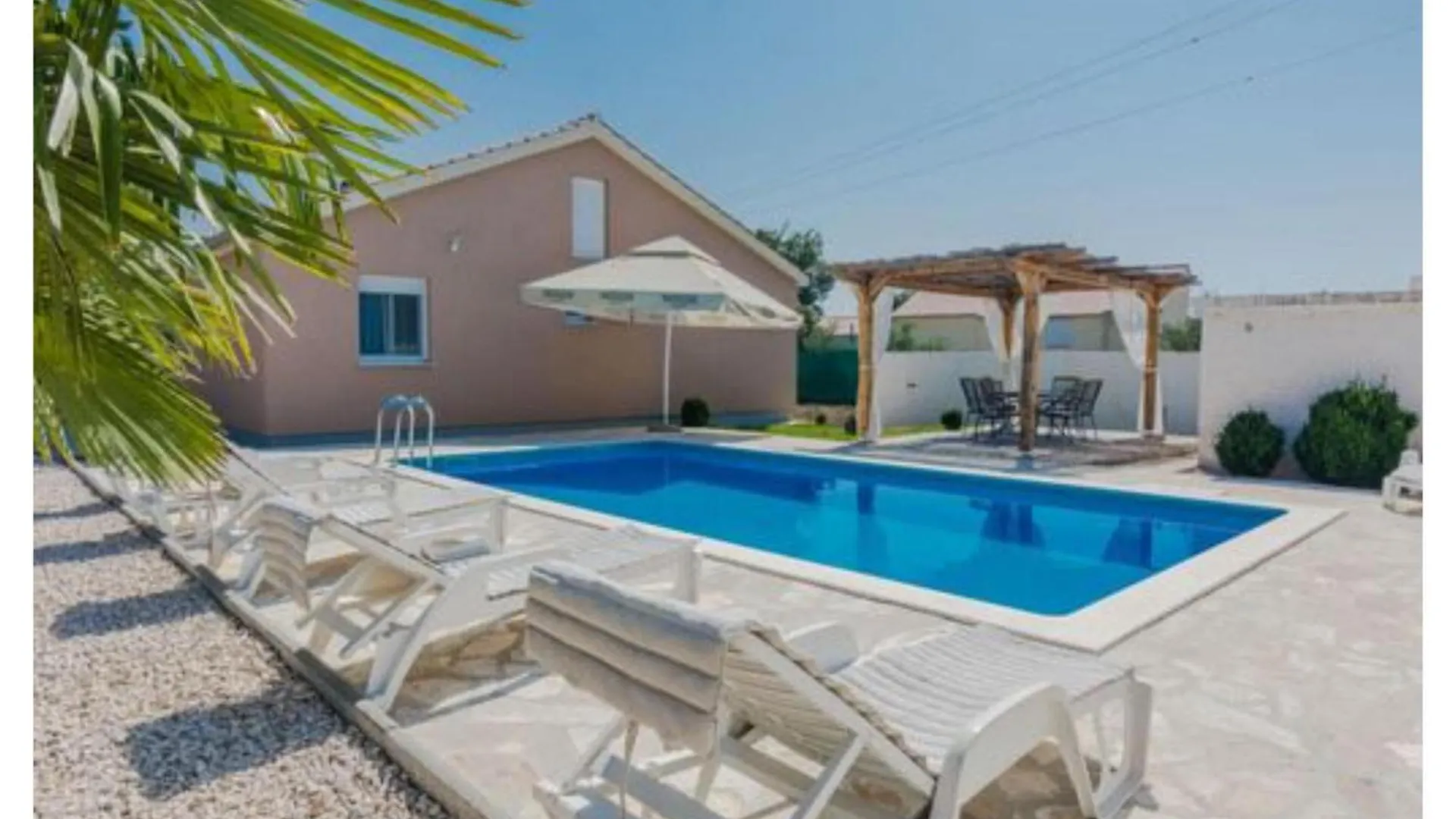 Holiday House Mell With Pool Policnik