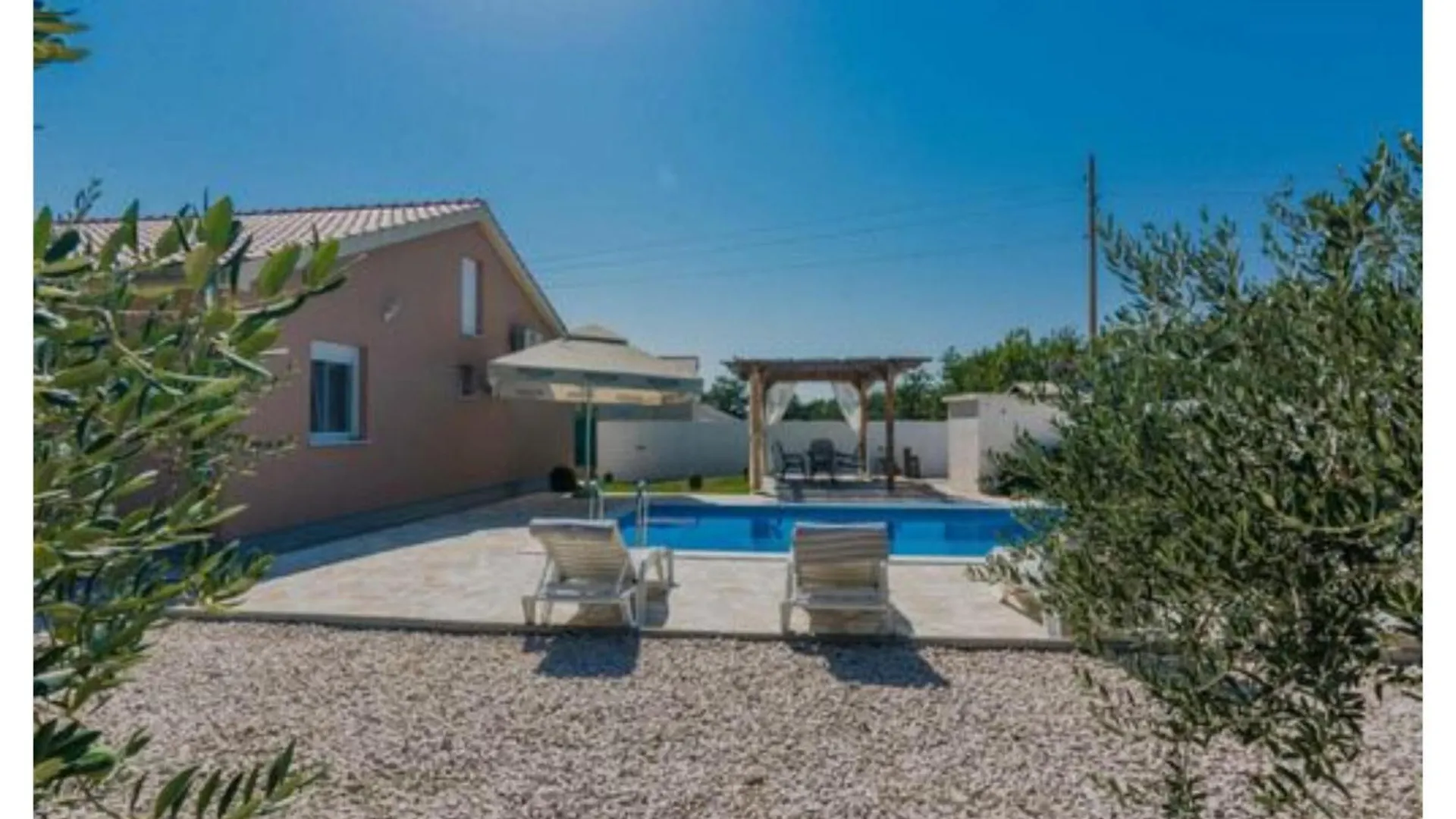 Holiday House Mell With Pool Policnik